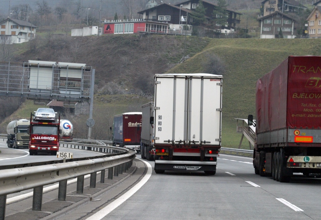 Sur le plan politique, l'association doit veiller à ce que les 650'000 camions transalpins soient climatiquement neutres. (illustration)