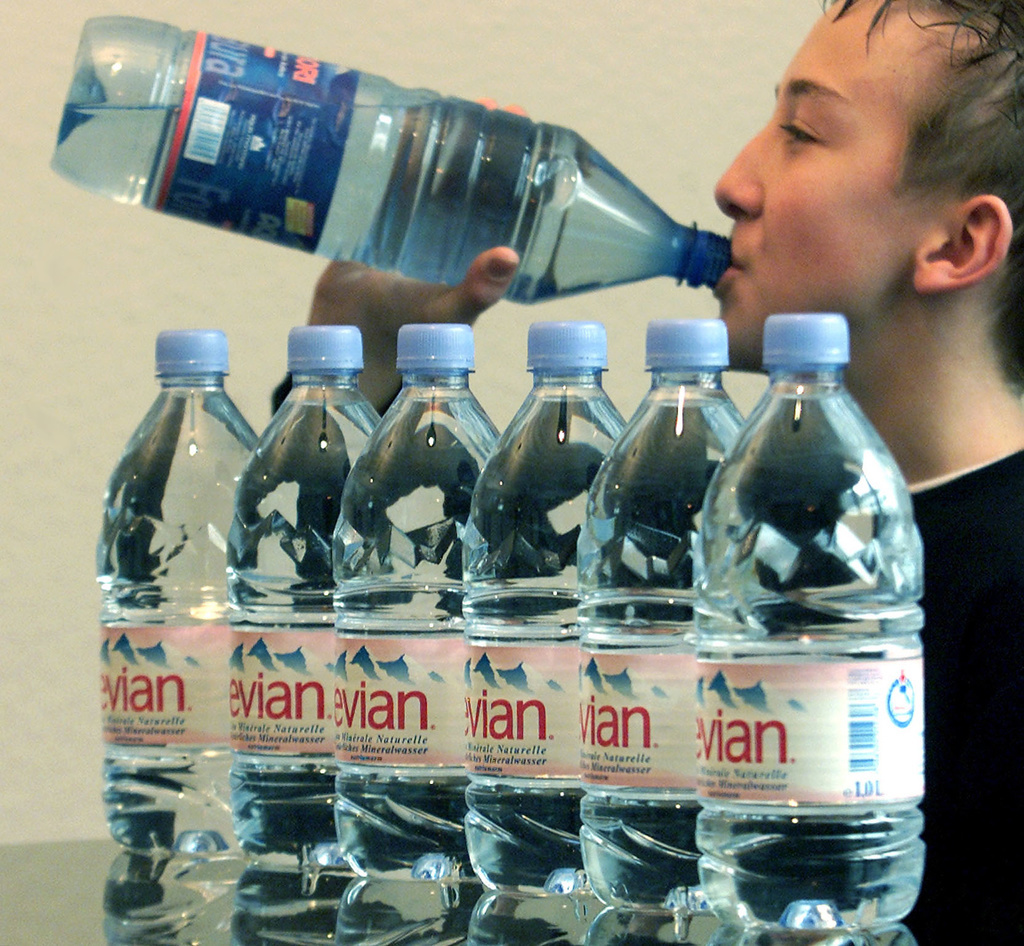 La marque Evian s'est engagée à diminuer son empreinte carbone, notamment en utilisant du plastique recyclé dans ses emballages. (Illustration)
