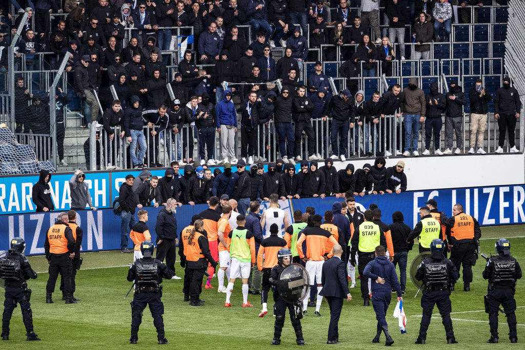 Les joueurs de GC avaient tenté de raisonner les hooligans. Plusieurs d'entre eux écopent d'une interdiction de stade avec effet immédiat.