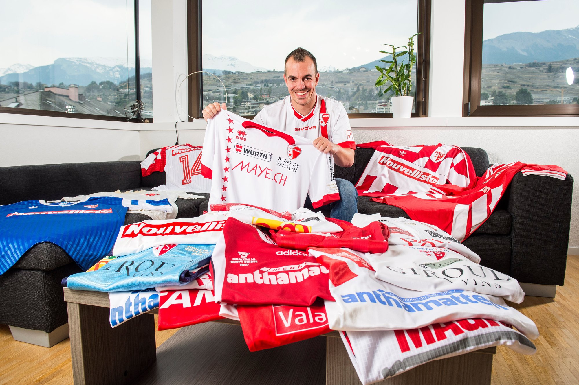 Le fan du FC Sion possède presque 200 maillots portés par ses idoles.