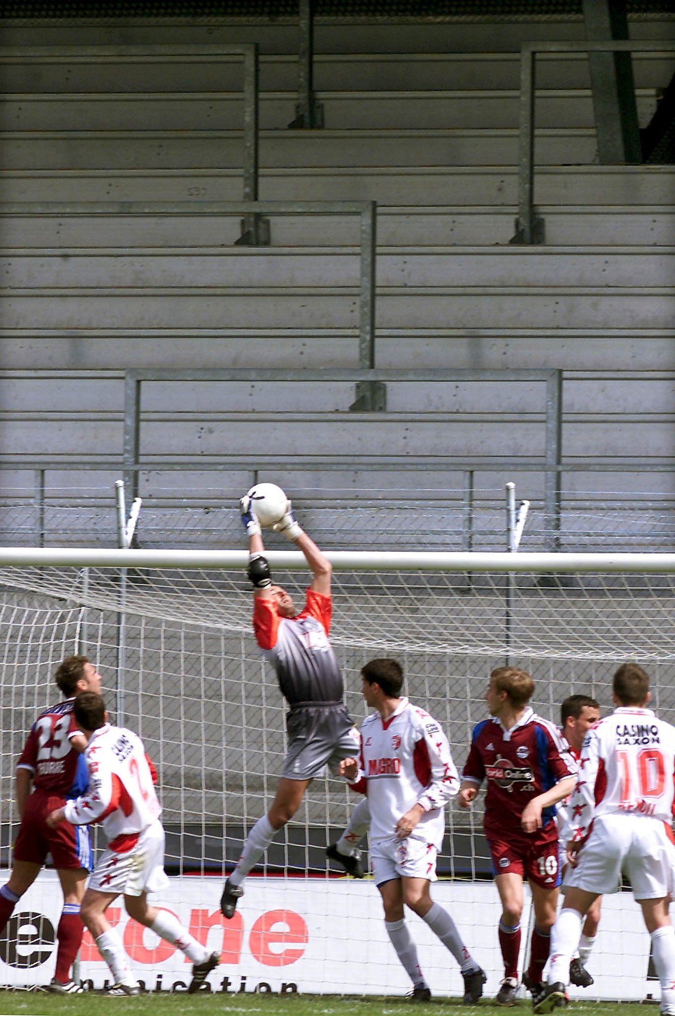 Fabrice Borer s'empare du ballon lors du match entre le FC Sion et le FC Servette disputé à huis clos au stade de Tourbillon le 19 avril 2001.