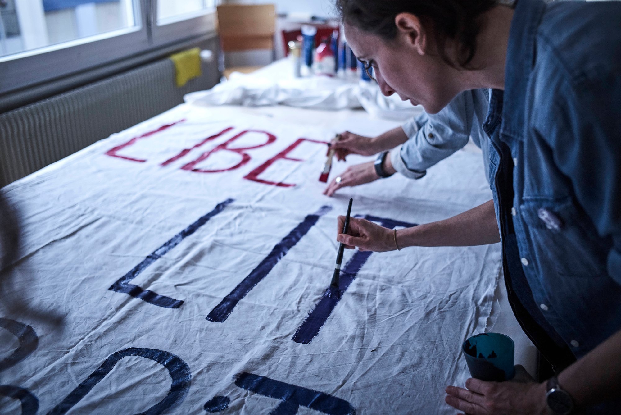 Dimanche dernier, les membres du Collectif Femmes* Valais ont confectionné la première banderole du rassemblement du 14 juin. «Liberté, égalité, sororité», trois mots pour un slogan qui sera brandi dans les rues de la capitale.