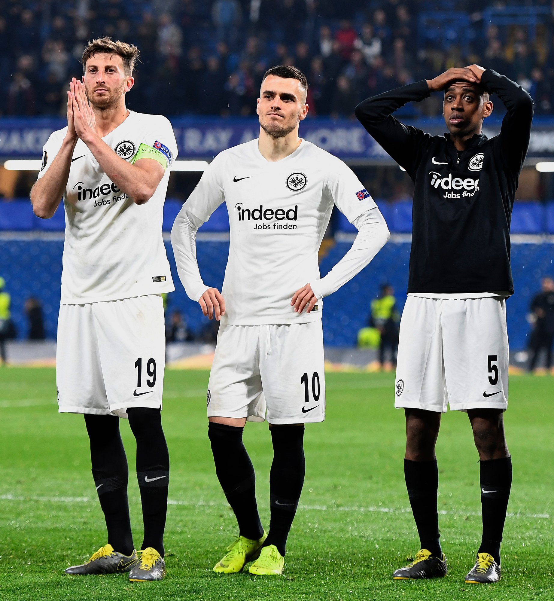 David Abraham, Filip Kostic et Gelson Fernandes saluent les supporters de l'Eintracht Francfort à la série de tirs au but contre Chelsea