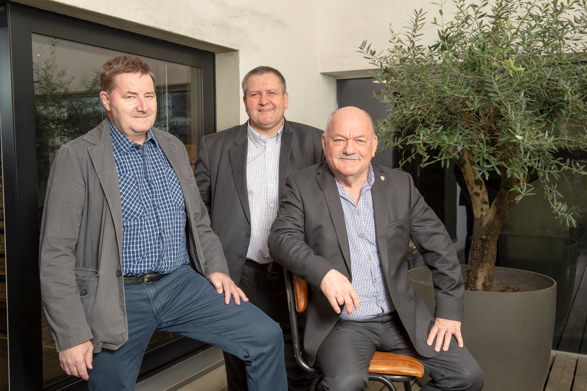 Jean-Daniel Bruchez, secrétaire général de l'Association valaisanne de football, Nicolas Voide, président du comité d'organisation, et Aristide Bagnoud, président de l'AVF, se réjouissent du coup d'envoi des festivités du centième anniversaire de l'association.