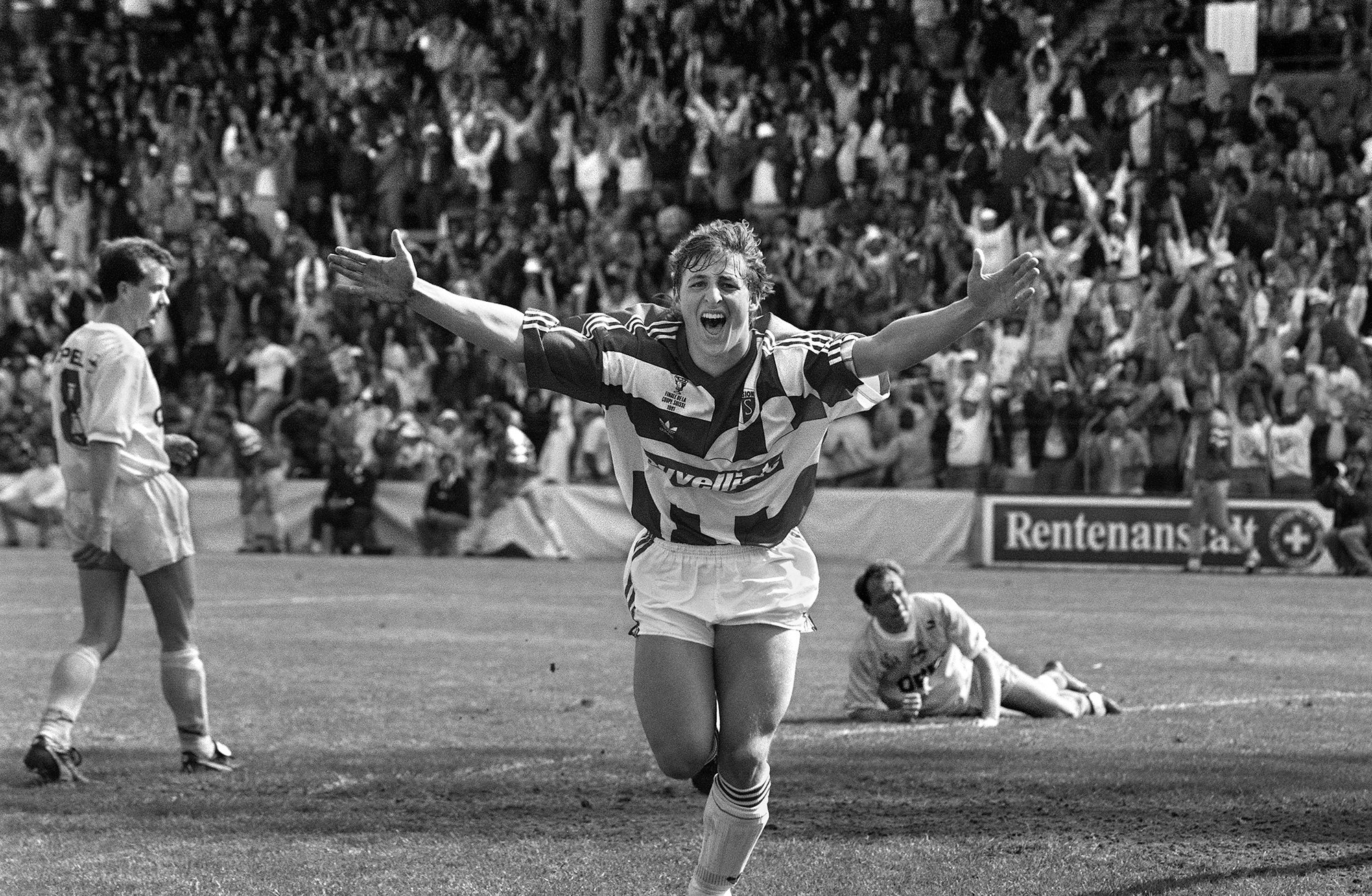 Alexandre Rey jubile après avoir marqué le troisième but du FC Sion qui terrasse les Young Boys  lors de la finale de la Coupe de Suisse en 1991.