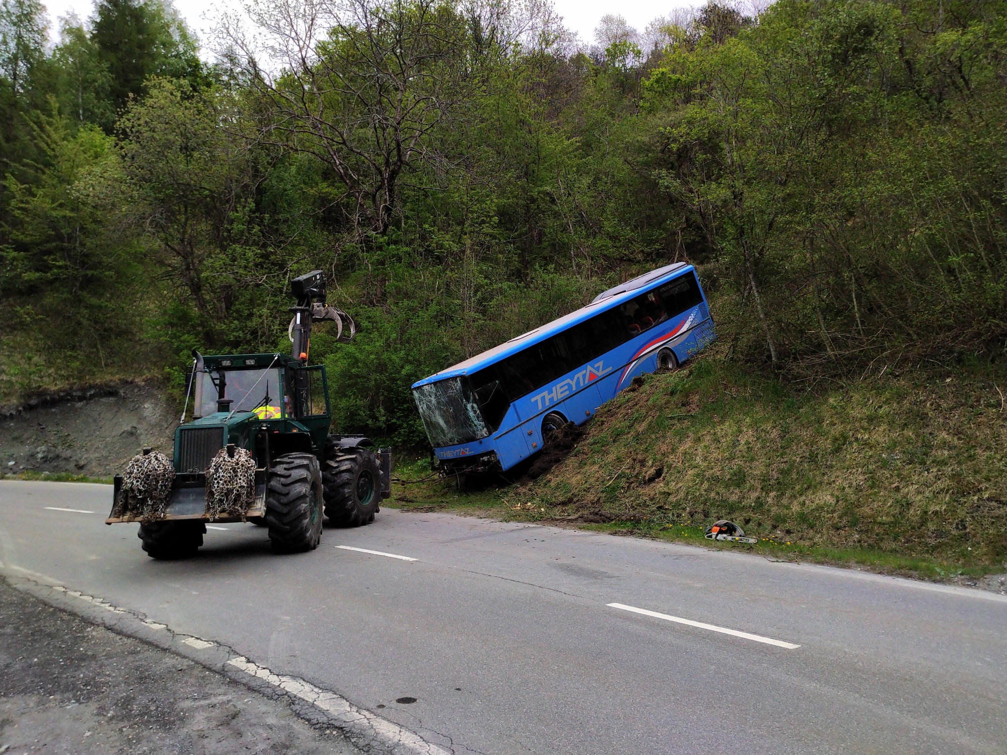 L'opération de dépannage du bus accidenté est terminée. La route est à nouveau ouverte.