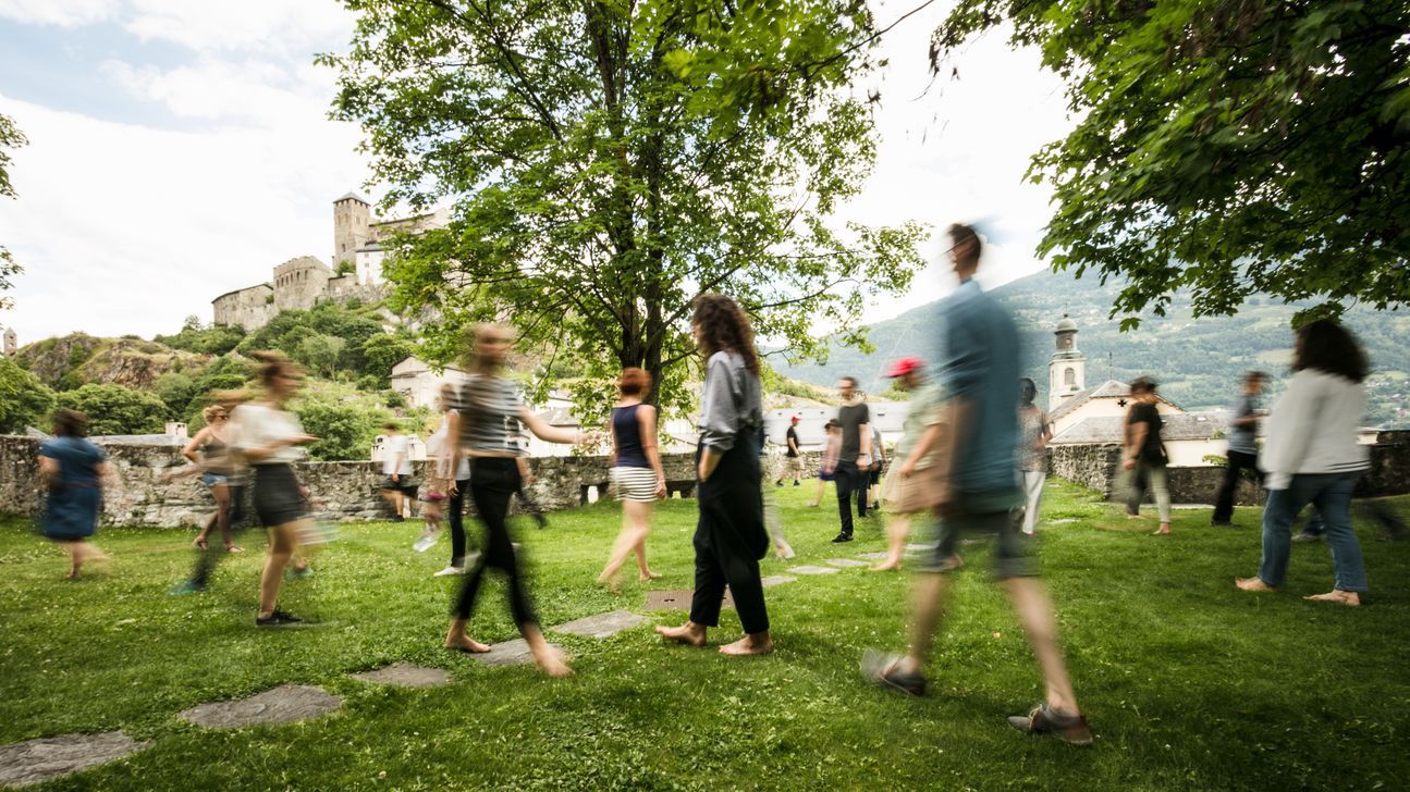 Marche collective avec Hamish Fulton au Musée d’art du Valais, Sion, le 3 juin 2017, dans le cadre de l’exposition «En Marche». 