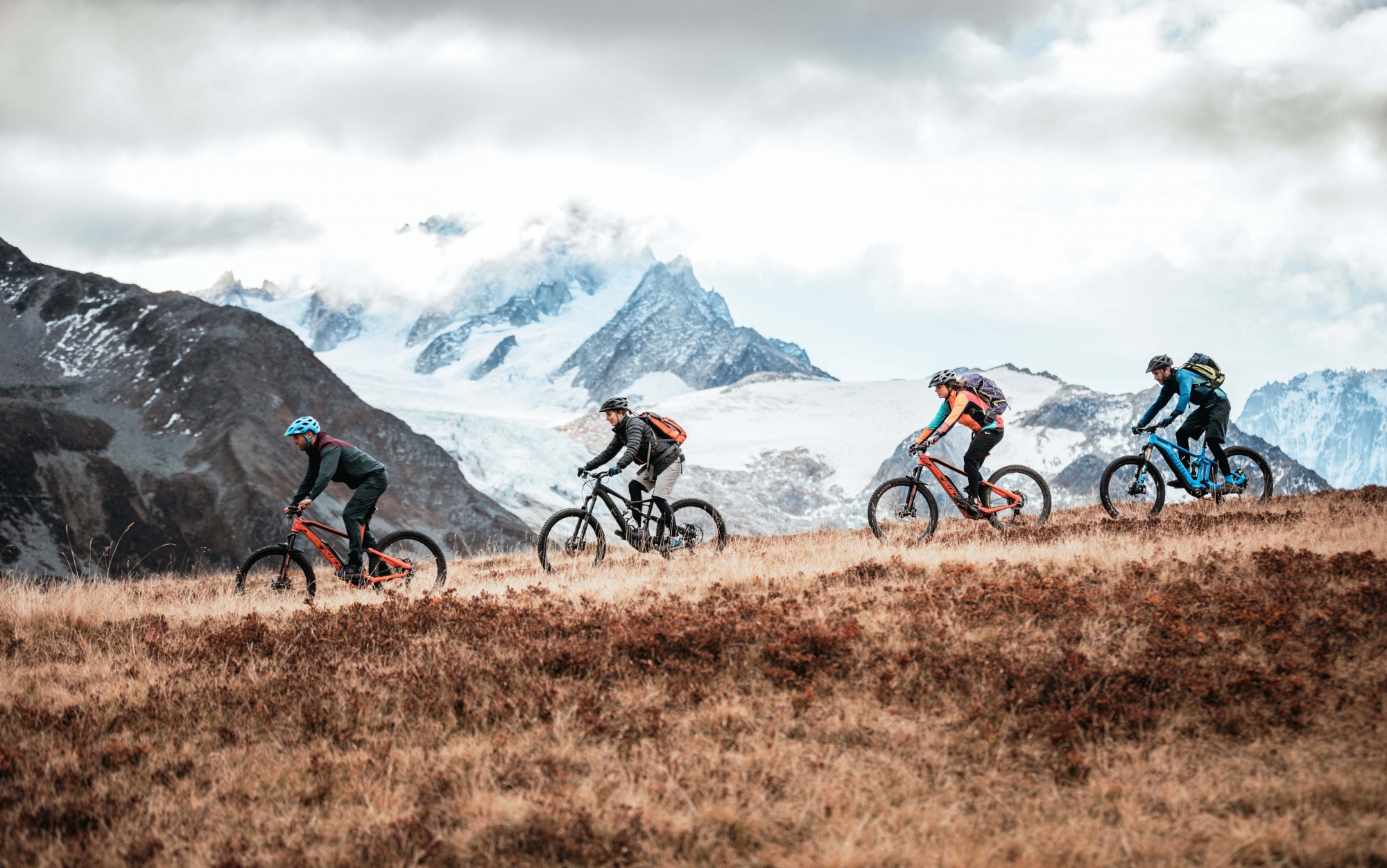 La haute route en e-bike se déroule dans des panoramas à couper le souffle, comme ici au col de Balme, avec le glacier d'Argentière en toile de fond.
