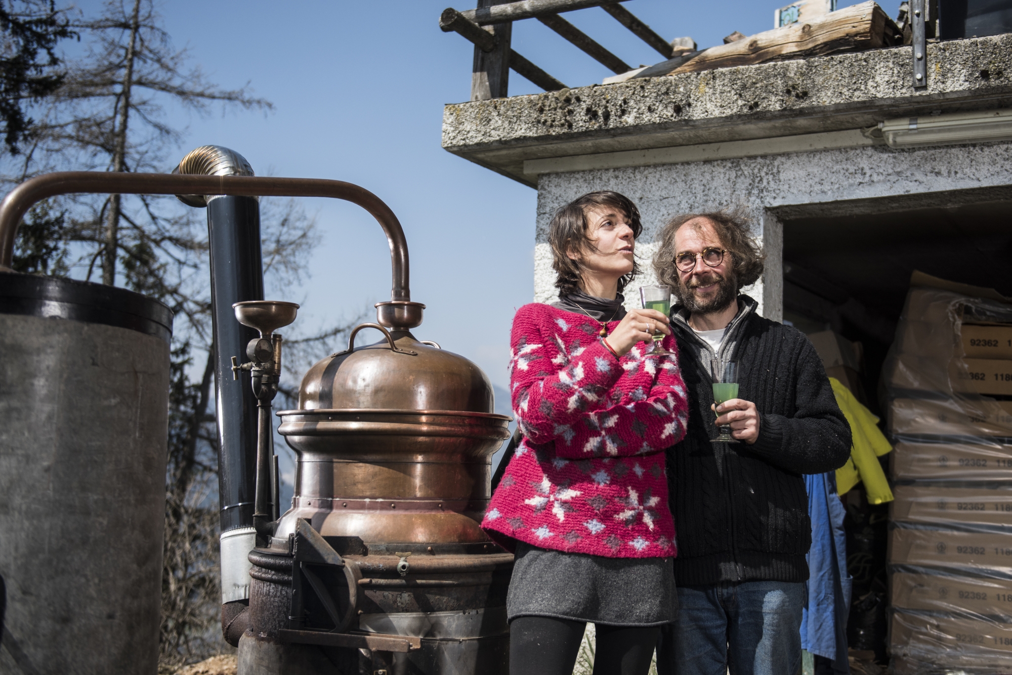 Florence Thiéblot et Matthieu Frécon fondent en 2017 Edelweiss Distillerie près de Sarreyer. Un lieu de production, d’accueil et d’échange.