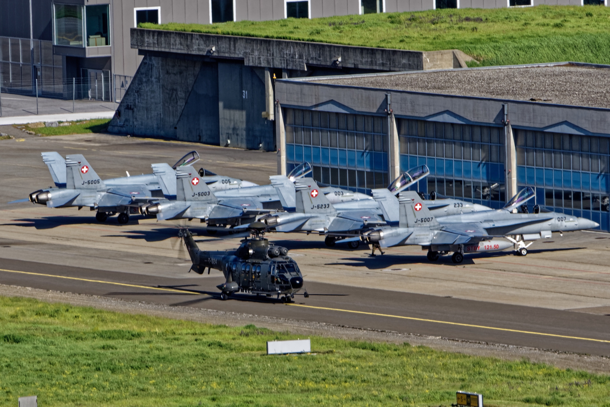 Les quatre jets de combat et le Super Puma qui a emmené le personnel au sol.