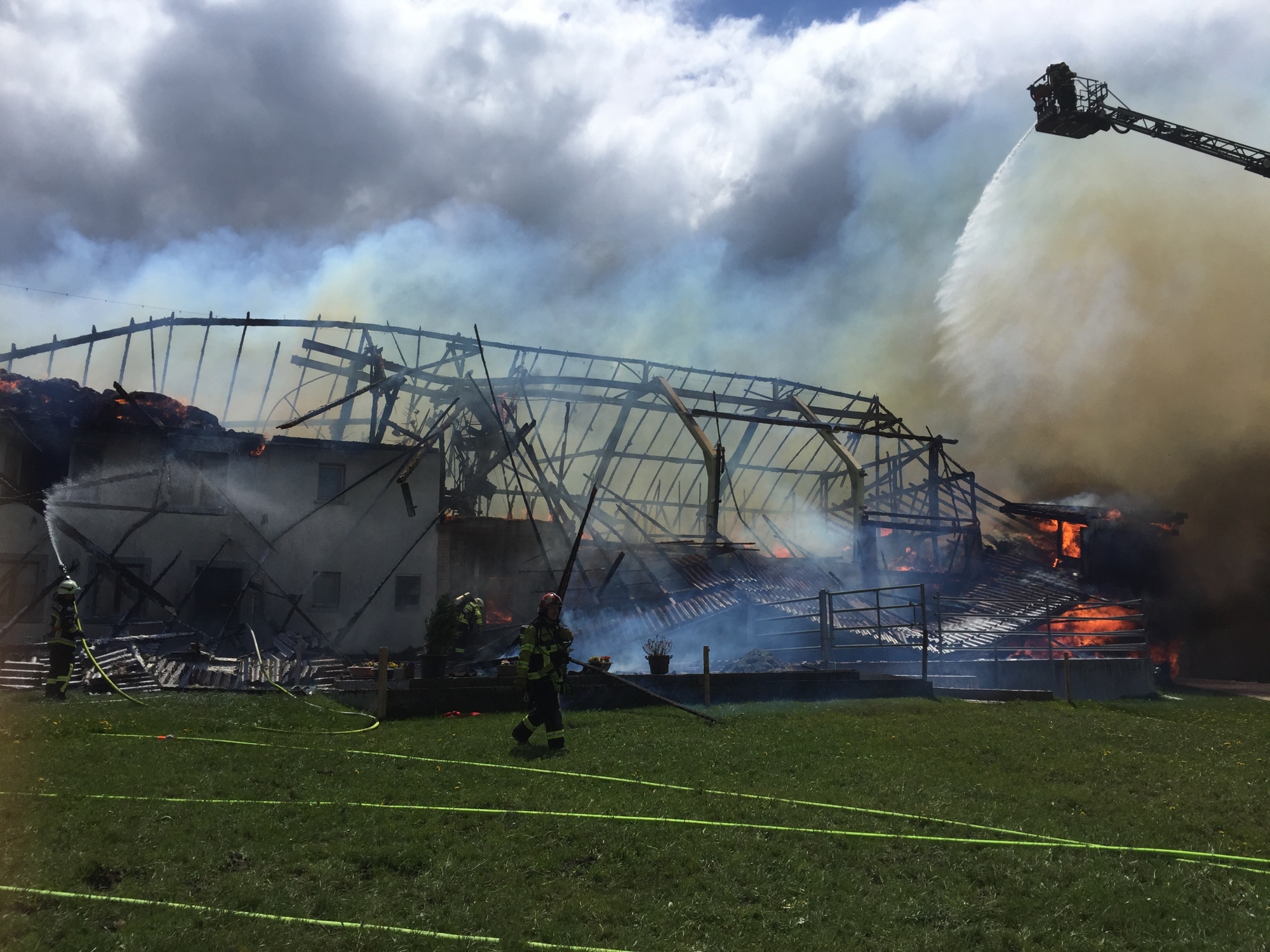 La violente bise a compliqué la tâche des pompiers et ils n'ont quasiment rien pu sauver du rural.