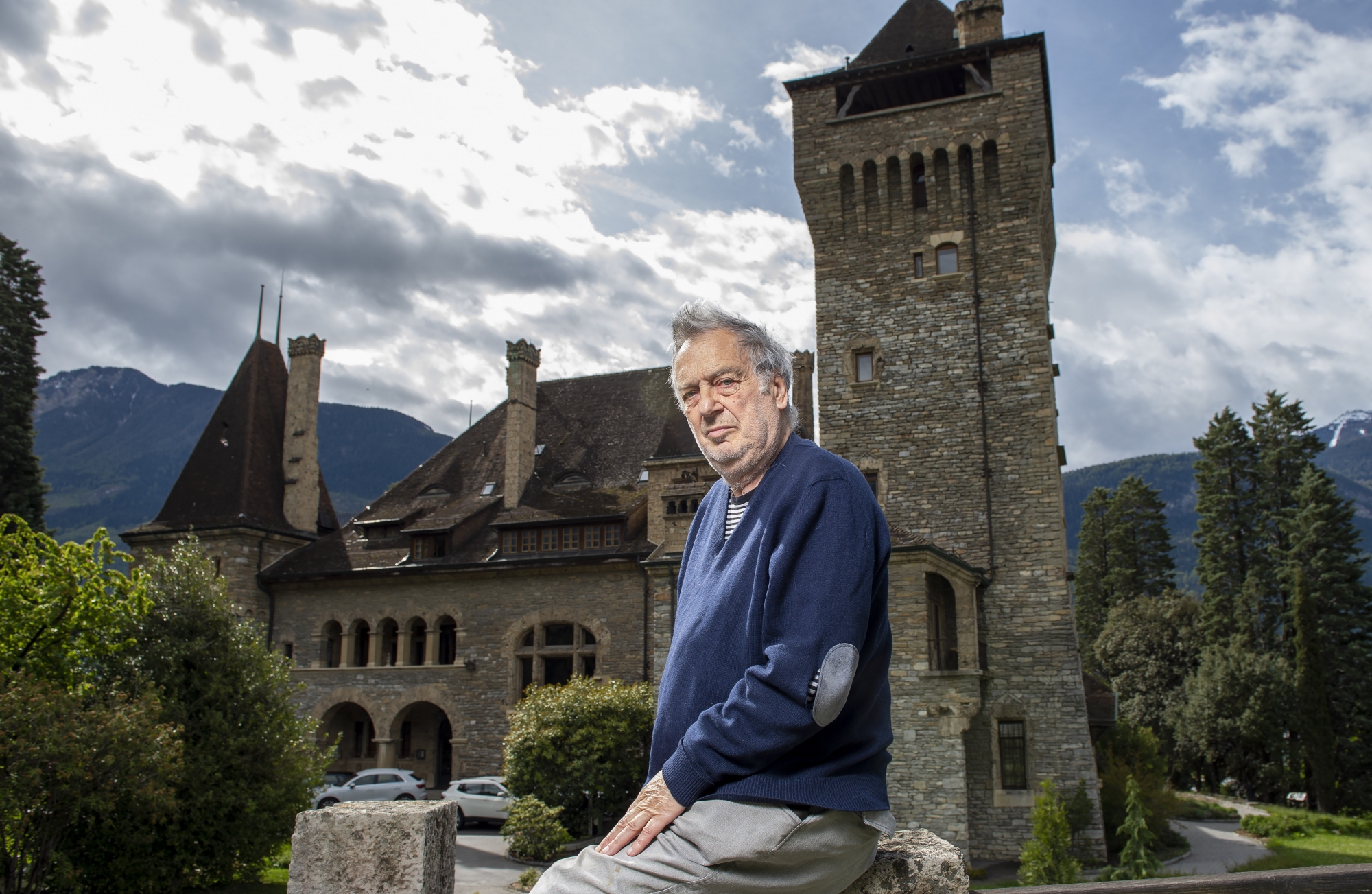 Stephen Frears devant le château Mercier, qui, depuis une quinzaine d’années, est devenu une bulle d’oxigène bienvenue. 