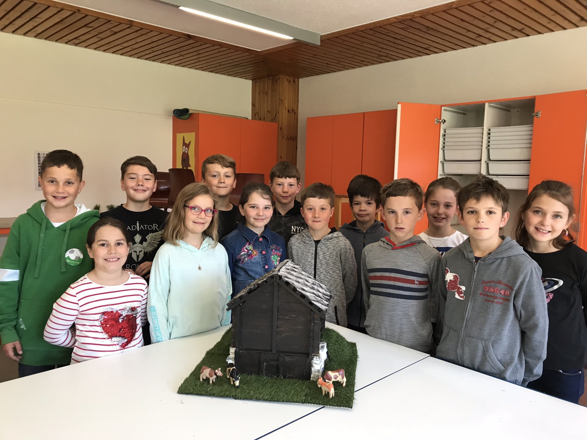 Des écoliers de 6H ont construit une maquette de grange-écurie.