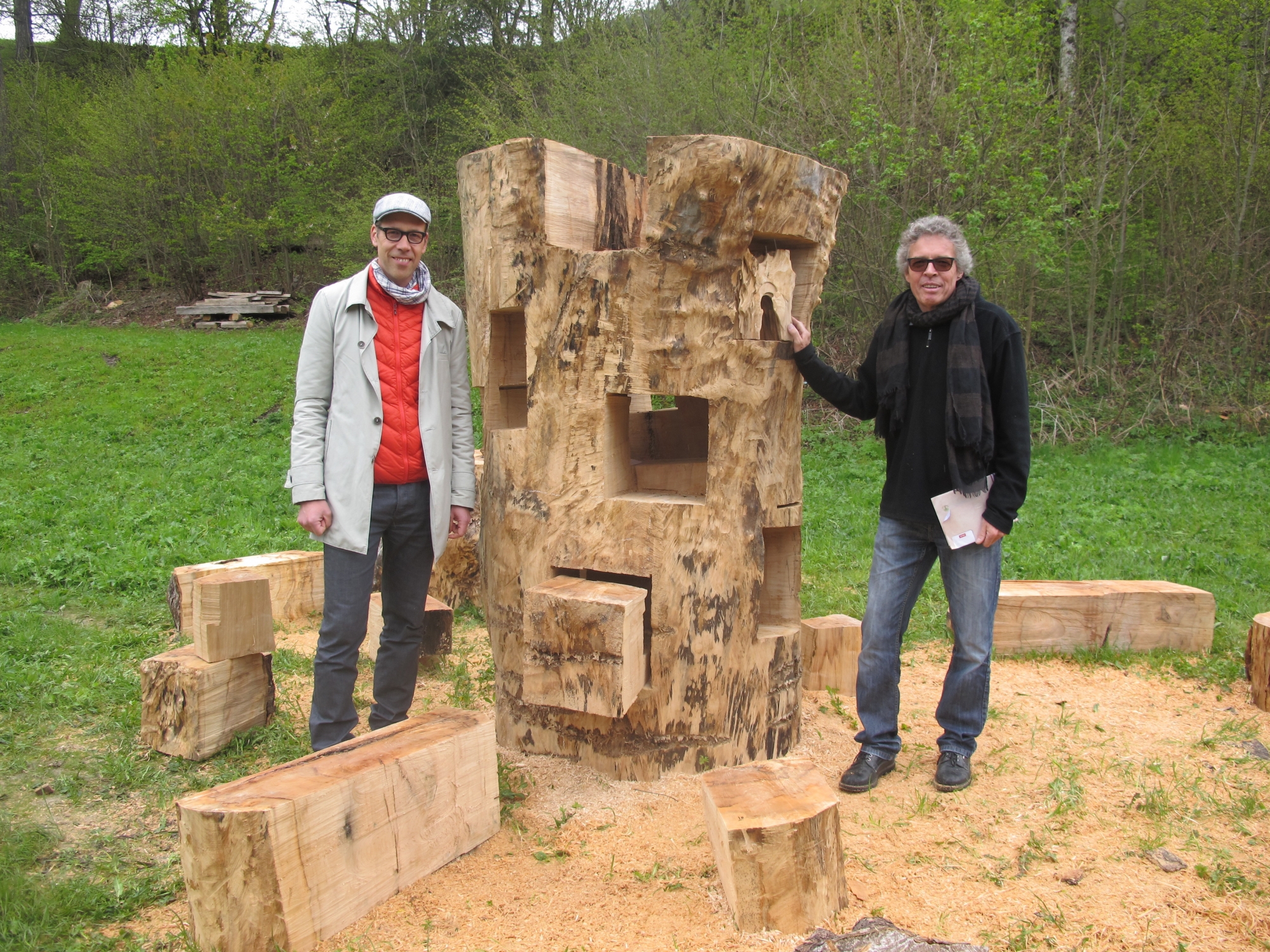 Philipp Rohrer, de l'association "Initiative des Alpes", et l'artiste Urs Twellmann (à droite) présentent la "Tour du transit" inaugurée ce samedi à Orsières.