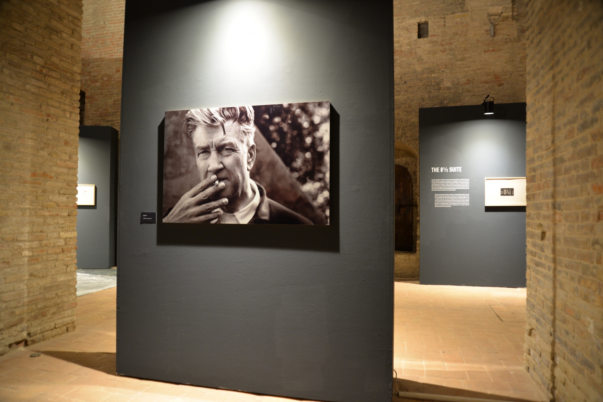 Après avoir été présentée en première mondiale à la Maison du Diable à Sion, l'exposition de David Lynch en hommage à Fellini est présentée à Rimini, ville d'origine du Maestro.