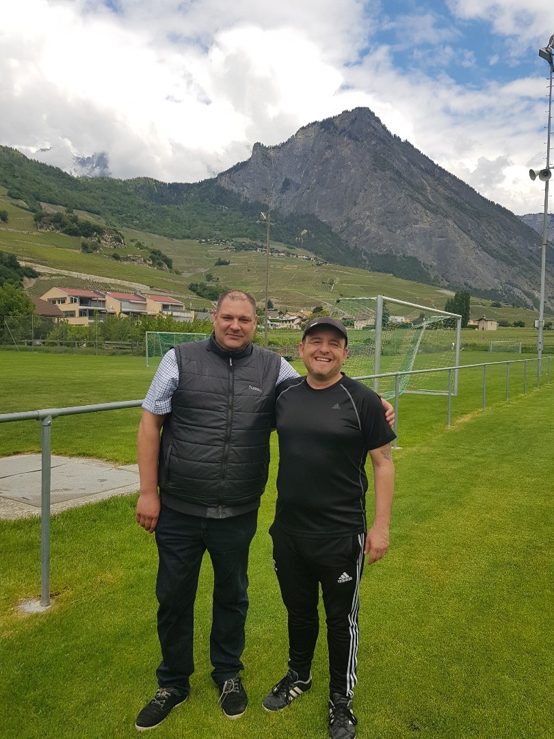 A gauche, Alain Ballestraz, assistant FC Conthey II, à droite, Christophe Besse, entraîneur FC Conthey II 