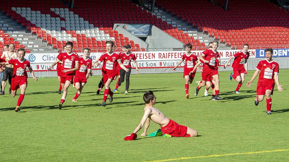 La joie des juniors B du FC Savièse après leur victoire aux tirs au but.