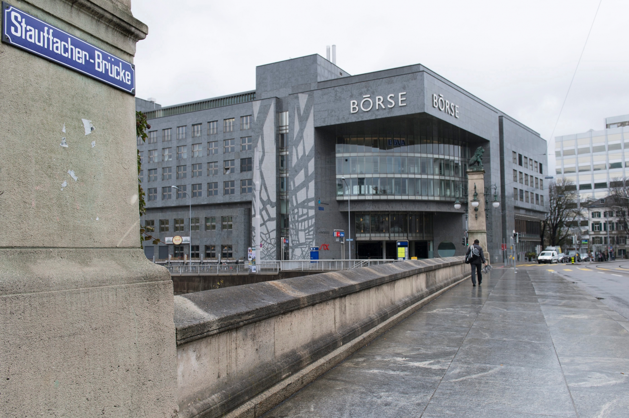 Der Hauptsitz der Boerse SIX Swiss Exchange und die Stauffacher-Bruecke, am Donnerstag, 9. Maerz 2017, in Zuerich. Die Boersenbetreiberin und Finanzdienstleisterin SIX hat im vergangenen Jahr wie erwartet einen Gewinntaucher ausgewiesen. Der Reingewinn fiel auf 221,1 Millionen Franken. (KEYSTONE/Thomas Delley)
 SCHWEIZ BOERSE SIX GROUP