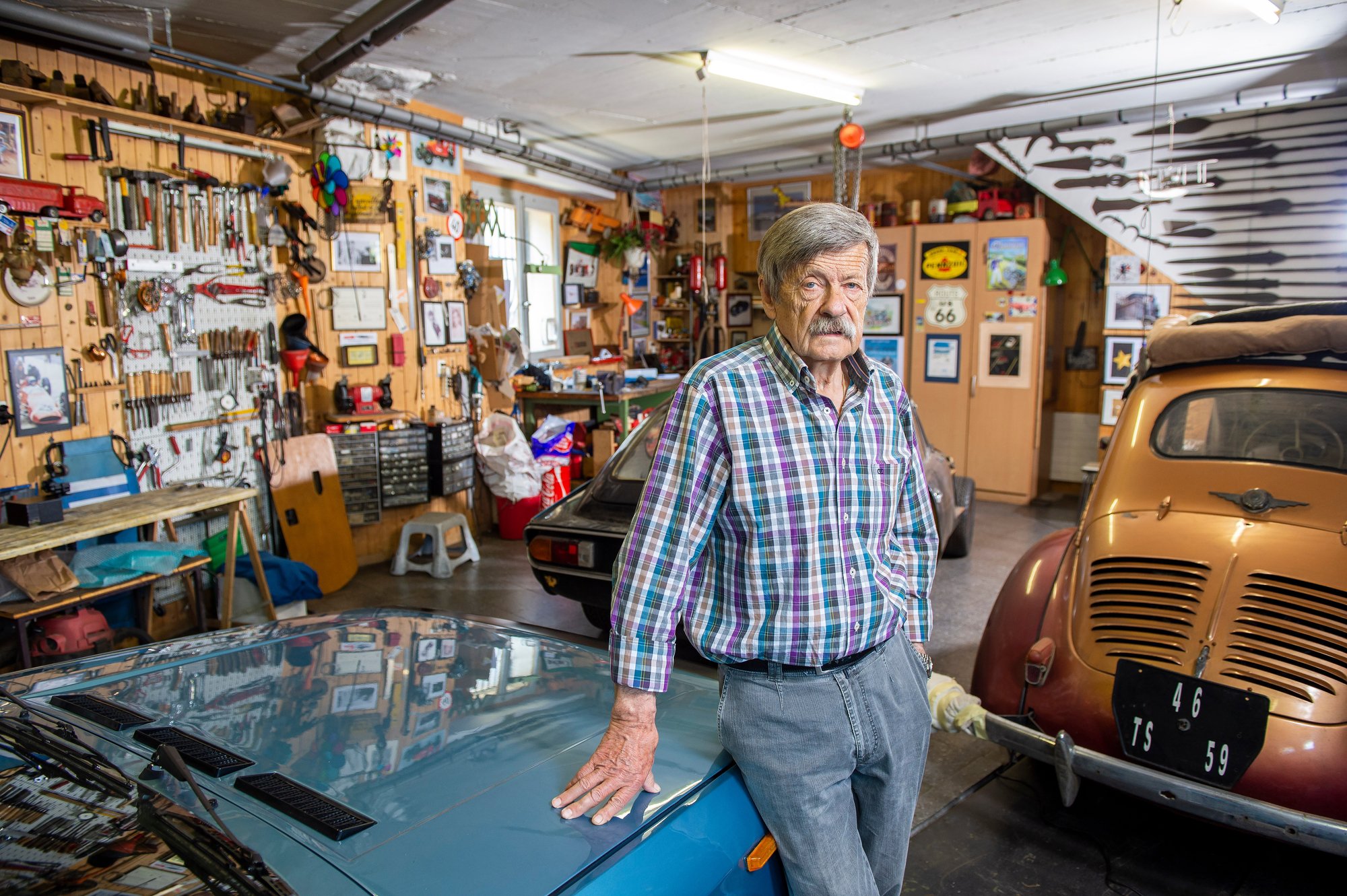 Jean-Claude Rudaz adore désormais retaper de vieilles voitures dans son atelier, à Bramois. Une vie casanière, enfin.