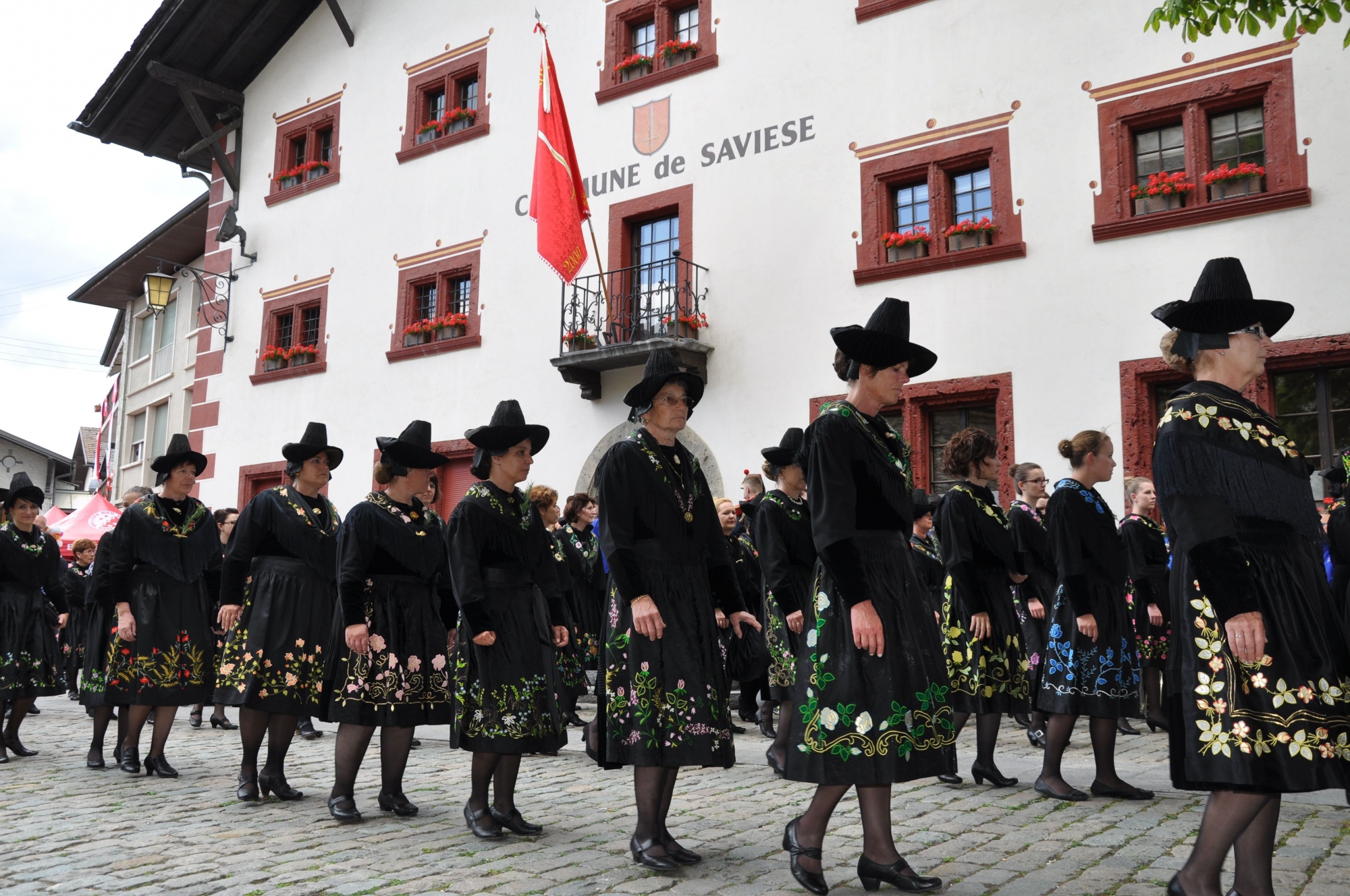 Les dames de Granois défileront encore jeudi dans leur costume traditionnel lors de la Fête-Dieu, comme ici en 2014.