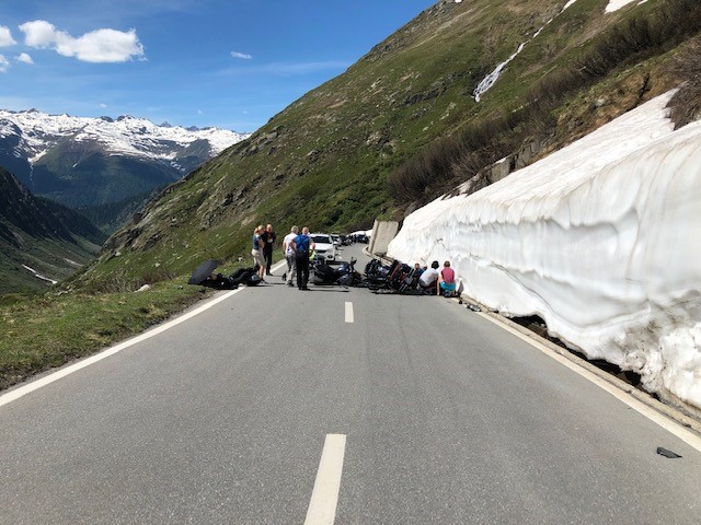 L'accident a eu lieu dimanche, vers 15 h 30, sur la route du col du Nufenen.