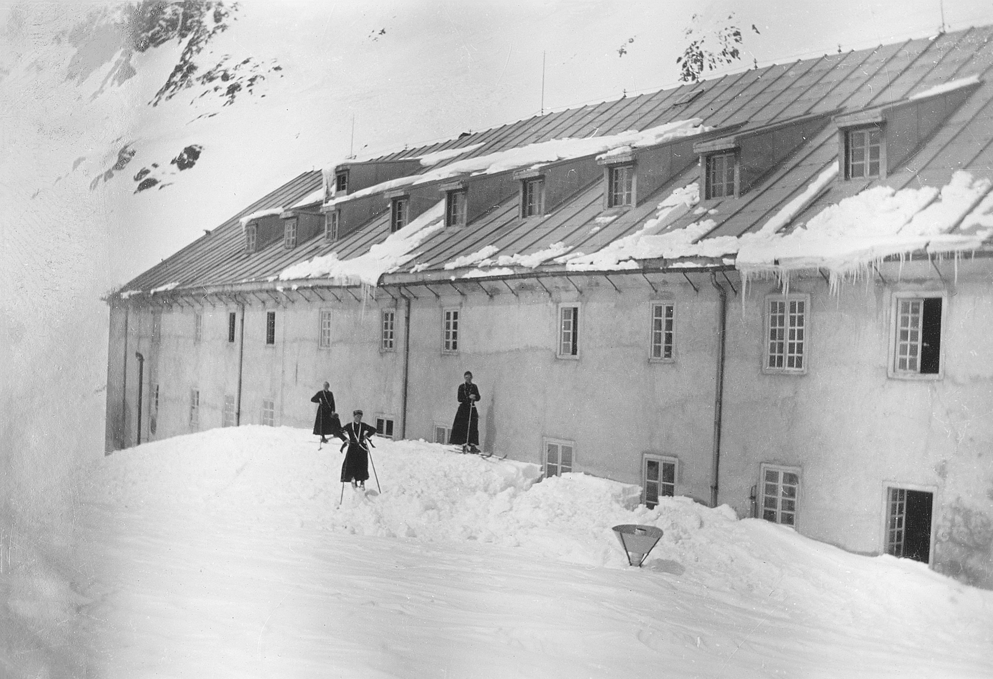 Sur cette vue datant de 1916, avec le pluviomètre récemment installé sur la façade sud de l'hospice, la neige atteignait un cumul d'environ 8 mètres.