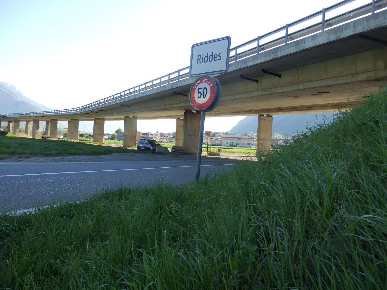 Le viaduc de Riddes, enjambant plusieurs routes, le Rhône, l'A9 et les voies CFF. Il est creux afin d'éviter qu'il ne soit trop lourd.