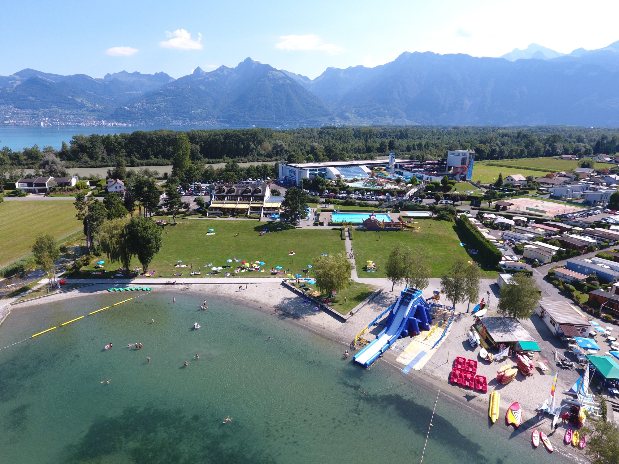 Si la piscine se situe sur une parcelle privée, une partie de la plage appartient au canton du Valais.