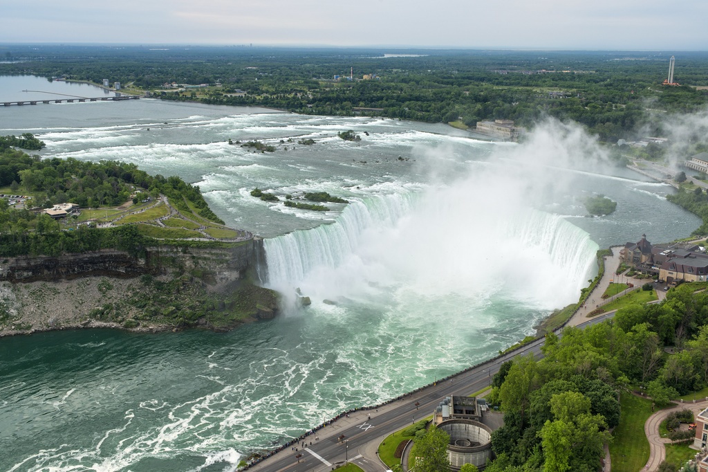 La police des parcs du Niagara a reçu un appel mardi à 4 heures du matin signalant un "homme en crise" en amont des célèbres chutes. 