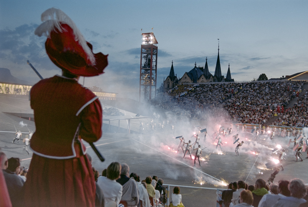 Deux gradins de 8000 places étaient prévus en 1999. Cette année, l'arène pourra accueillir jusqu'à 20'000 spectateurs. (Archives)