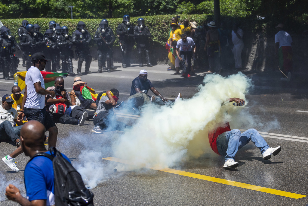 Des confrontations ont lieu samedi à Genève entre les manifestants camerounais et la police.