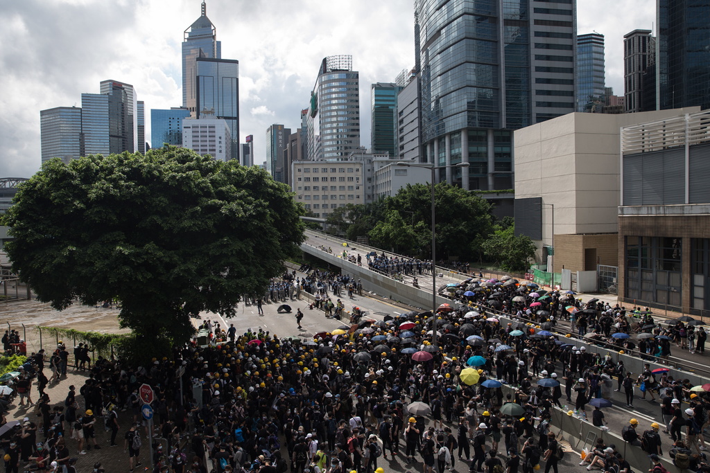 Les manifestants se rassemblent à nouveau dans le cœur névralgique de Hong-Kong et font face aux policiers. 
