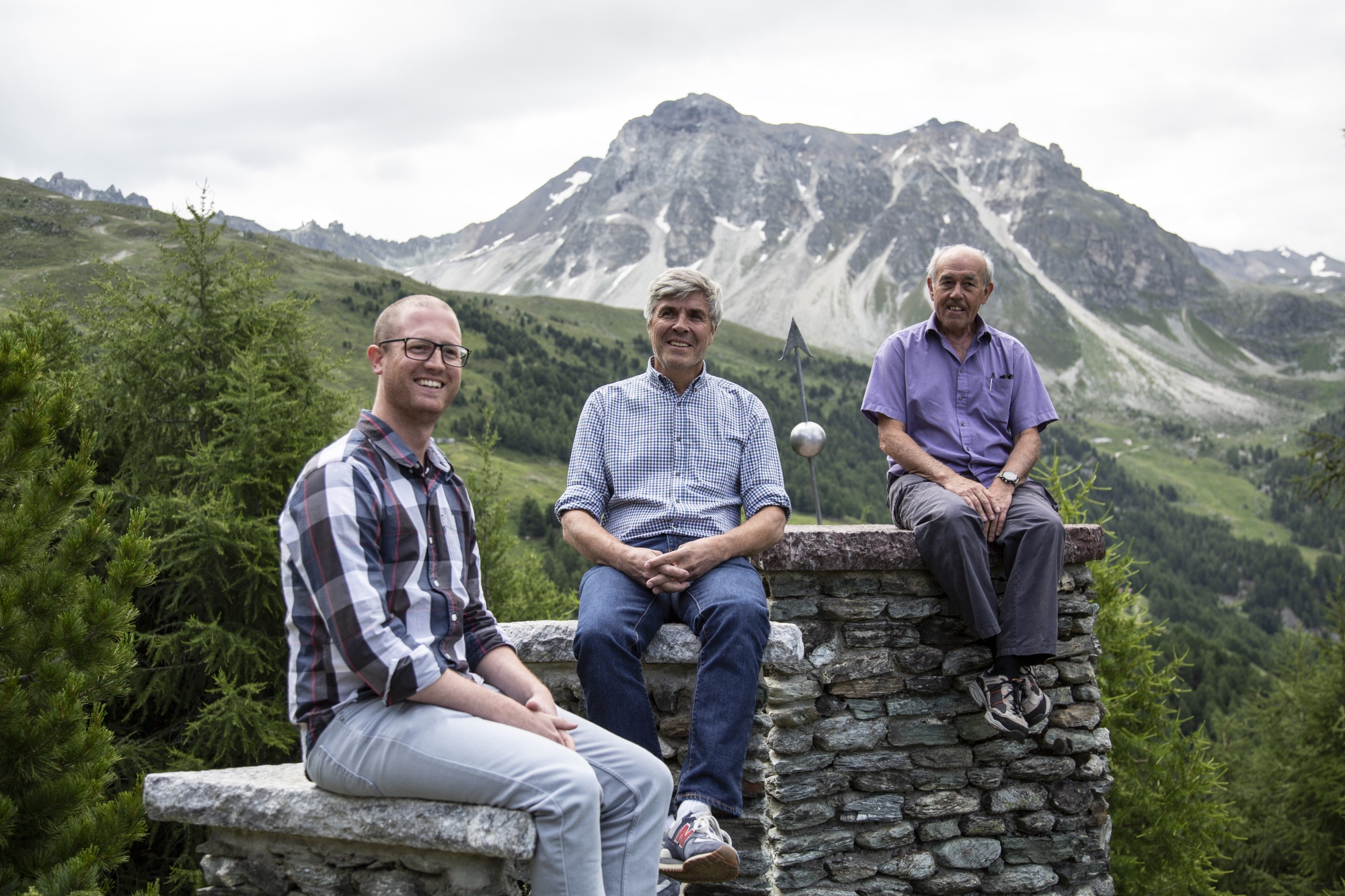 Précurseur de la saga astronomique de St-Luc, Jean-Claude Pont pose aux côtés de la planète Vénus. Devant lui, de haut en bas, Olivier Salamin, président du Conseil d’administration de Funiculaire St-Luc/Chandolin SA et Michael Moret, directeur d'Anniviers Tourisme.