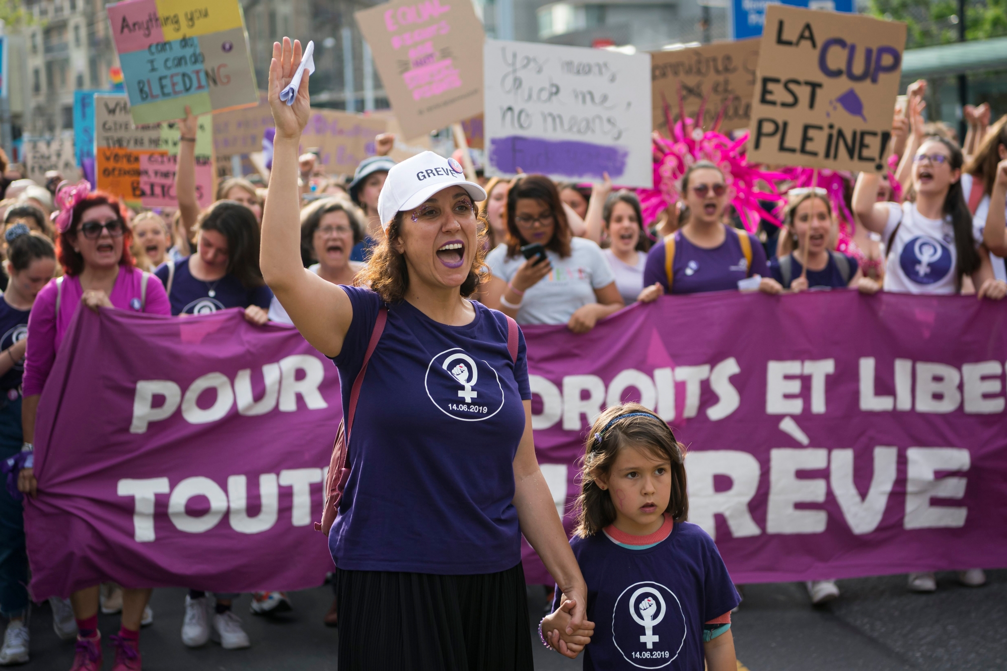 Des femmes manifestent pendant le grand cortege lors de la Greve nationale des femmes ce vendredi 14 juin 2019 a Lausanne. (KEYSTONE/Jean-Christophe Bott) SCHWEIZ FRAUENSTREIK GROSSKUNDGEBUNGEN