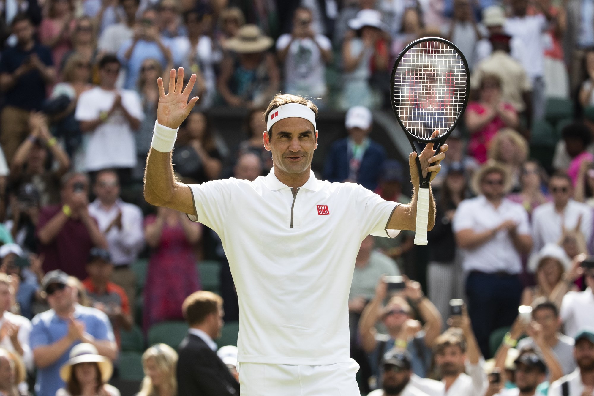 Roger Federer a laissé filer un set face au Sud-Africain Lloyd Harris, avant de remettre les pendules à l'heure.