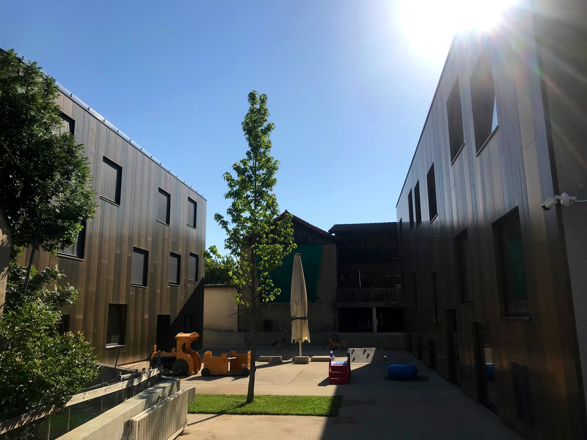 La place en dur entre les deux bâtiments sous le soleil n'aide pas pour faire tomber la température.