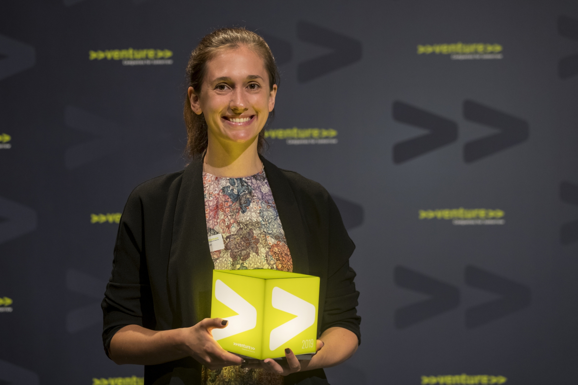 Samantha Anderson de la start-up sédunoise DePoly remporte un prix de 150 000 francs.