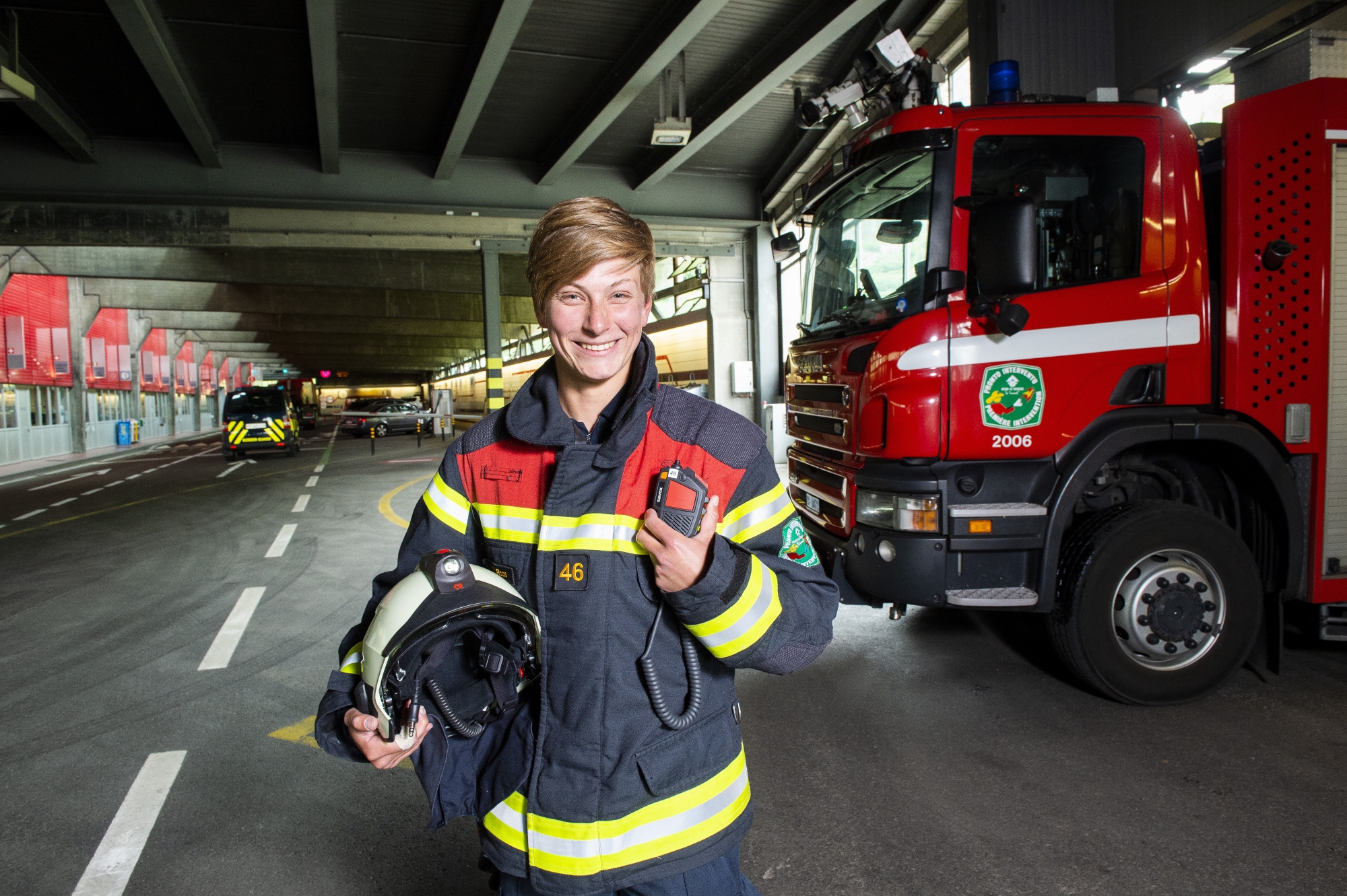 En tant que sapeur-pompier professionnelle au tunnel du Grand-Saint-Bernard, Valérie Roos est prête à se battre contre les flammes et les clichés.