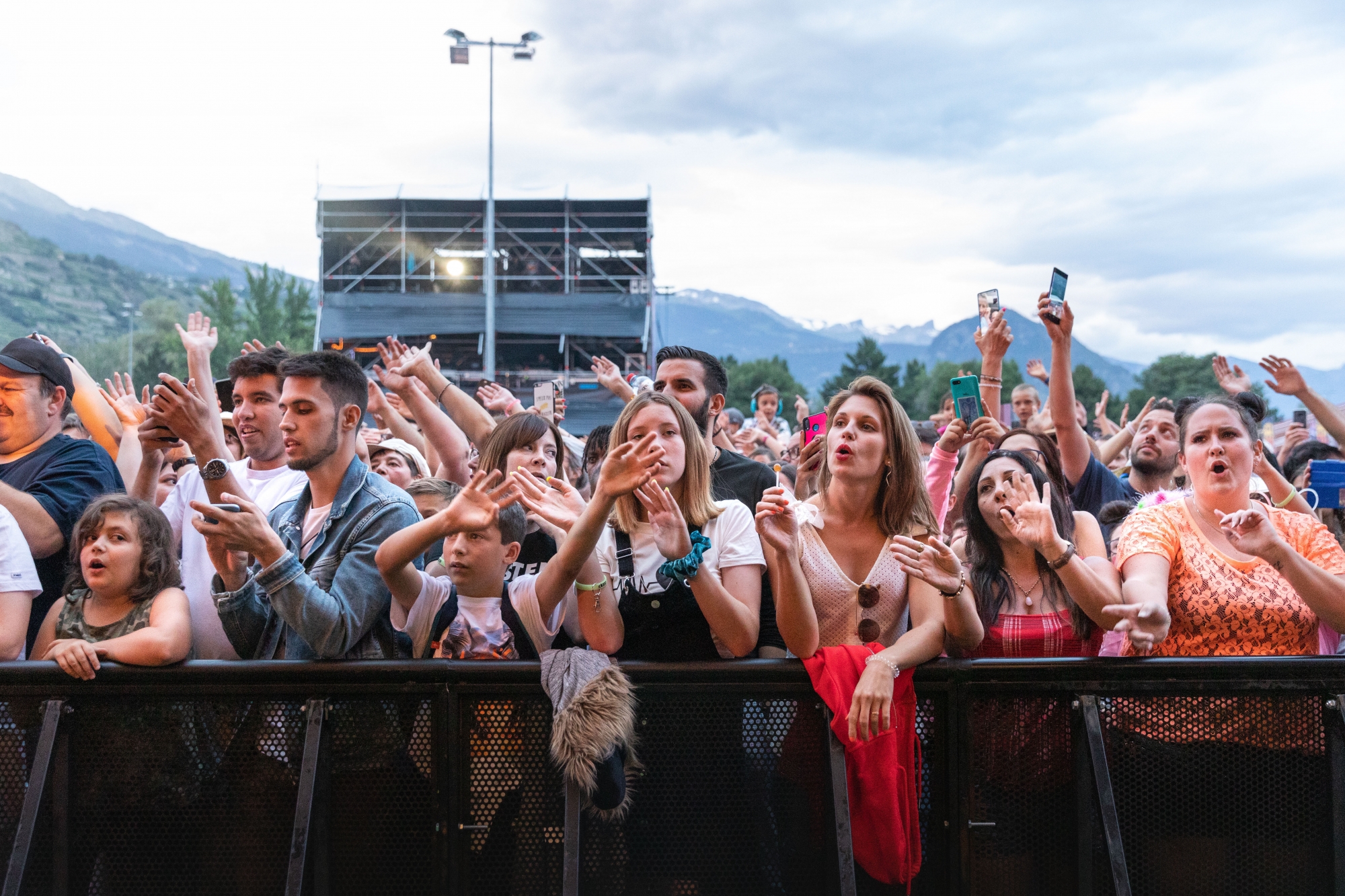 La star de The Voice 3 Kendji Girac a fait chanter et danser le public à la tombée de la nuit.