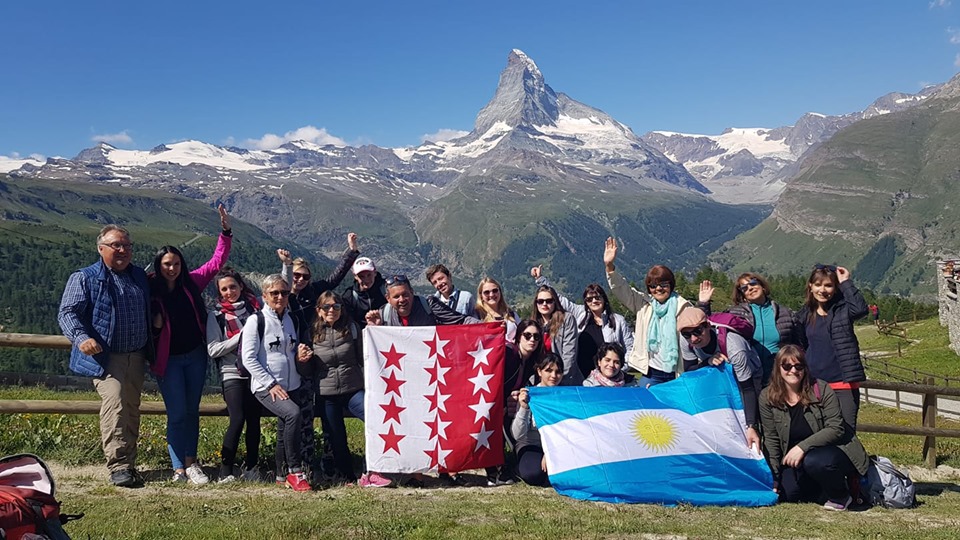 La délégation de Valais Argentine avec dix-huit jeunes Argentins au pied du Cervin.  Photo DR