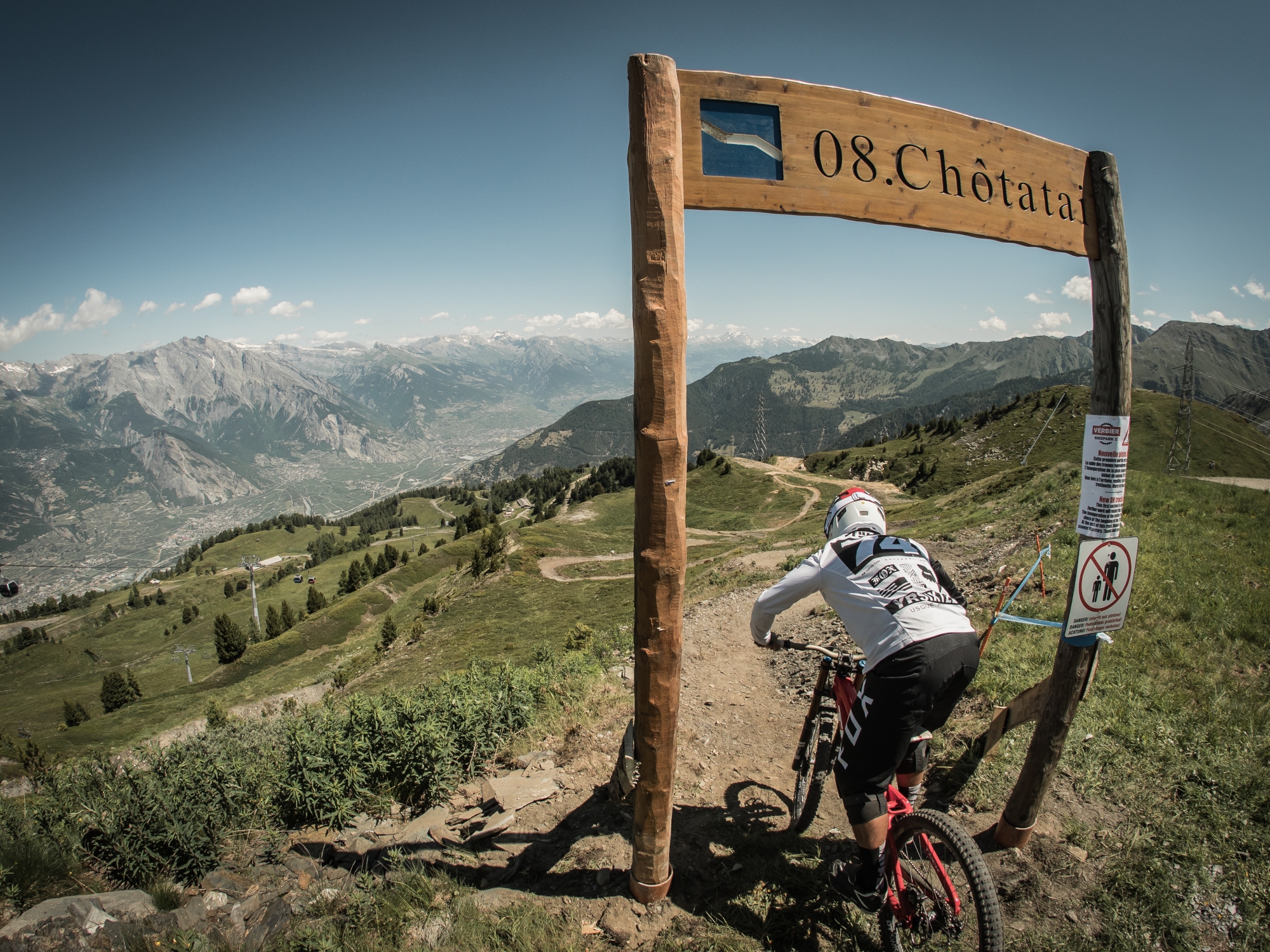 D'une longueur de 5 kilomètres, la nouvelle piste de descente VTT Chôtatai serpente à travers alpage et forêt sur les hauts de La Tzoumaz.