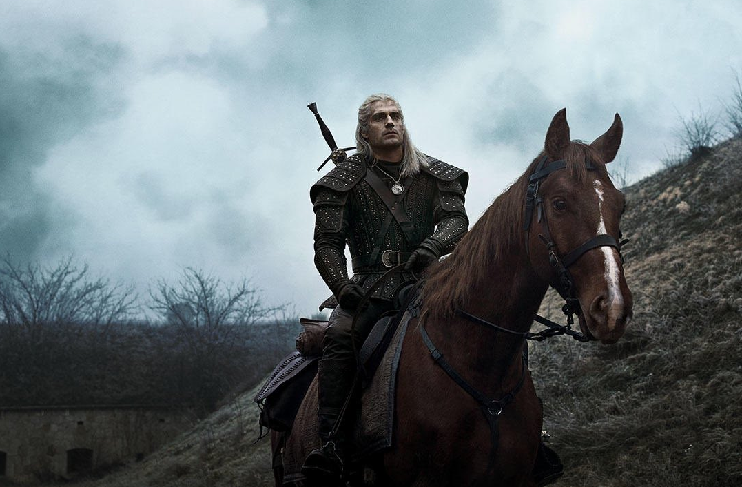 La série télévisée The Witcher, inspirée de la saga littéraire du même nom, met en vedette le "sorceleur" Geralt de rive, incarné par Henry Cavill.