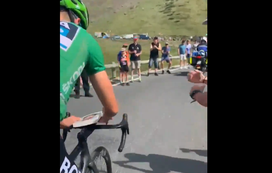 Une petite dédicace en pleine ascension? Facile pour Peter Sagan!