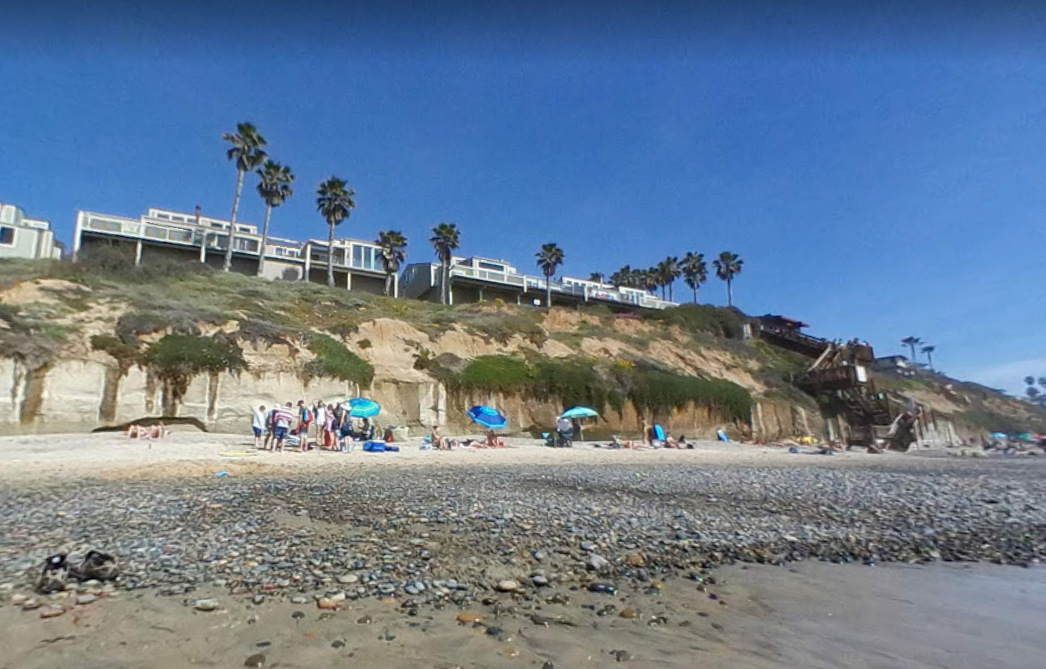 Des rochers se sont abattus vendredi sur des baigneurs à proximité d'un escalier menant à la plage de Grandview Surf Beach, au nord de San Diego.