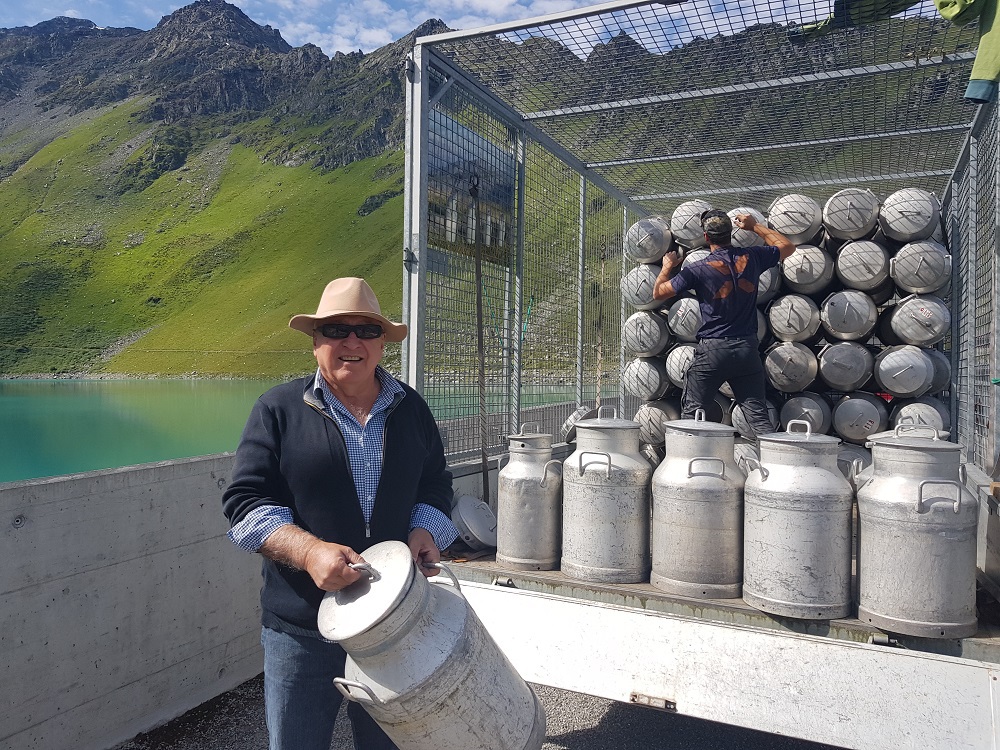 L'artiste du Jura français, Gérard Benoît à la Guillaume, anime des boilles à lait depuis dix ans.