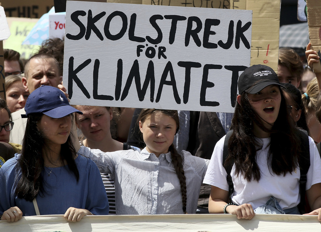 La jeune militante (au centre) a notamment initié la Skolstrejk för klimatet («grève de l'école pour le climat»).