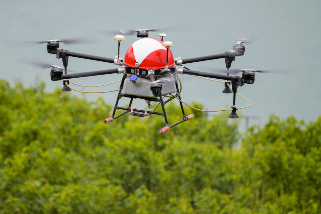 Moins bruyant, plus précis, le drone a quelques avantages à faire valoir face à l'hélicoptère.