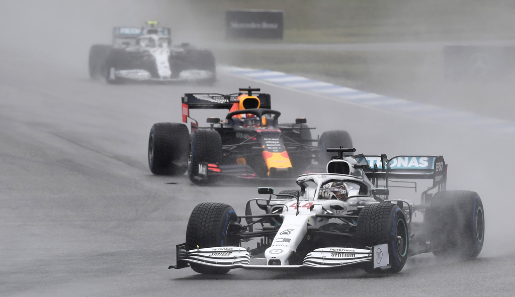 Verstappen, ici derrière Lewis Hamilton, s'est montré le plus habile sur le circuit détrempé d'Hockenheim.