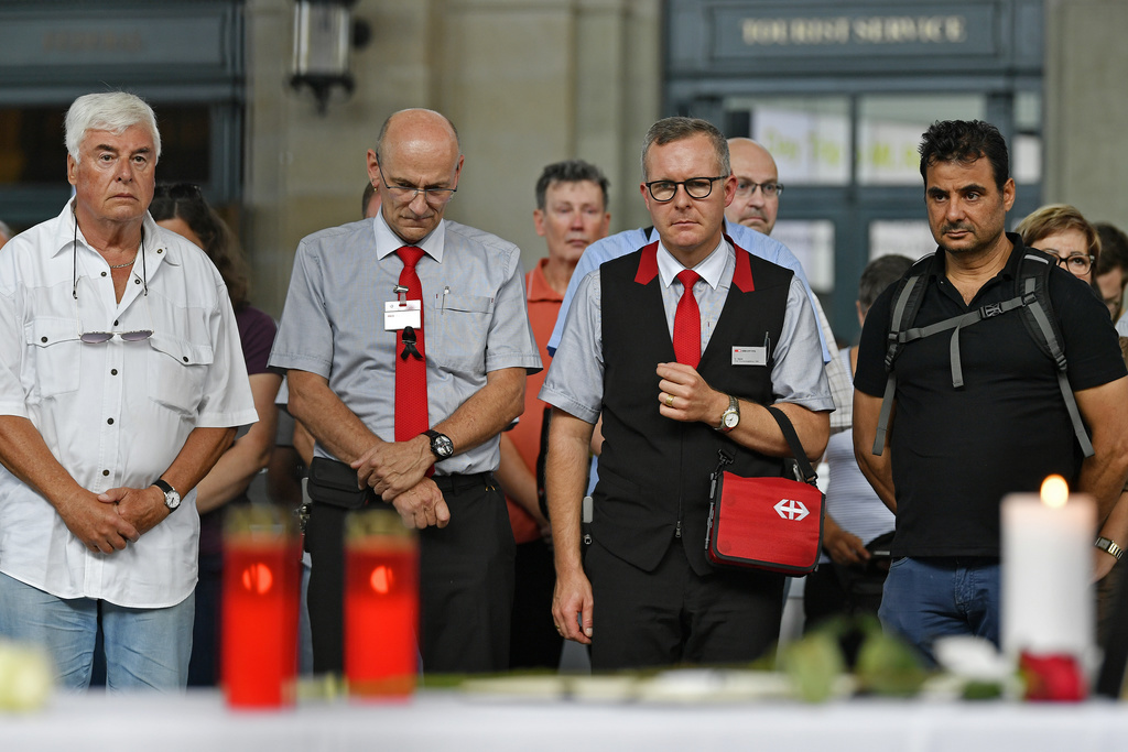 Plusieurs centaines de collègues du chef de train décédé à Baden (AG) ont observé une minute de silence dans la gare de Zurich.