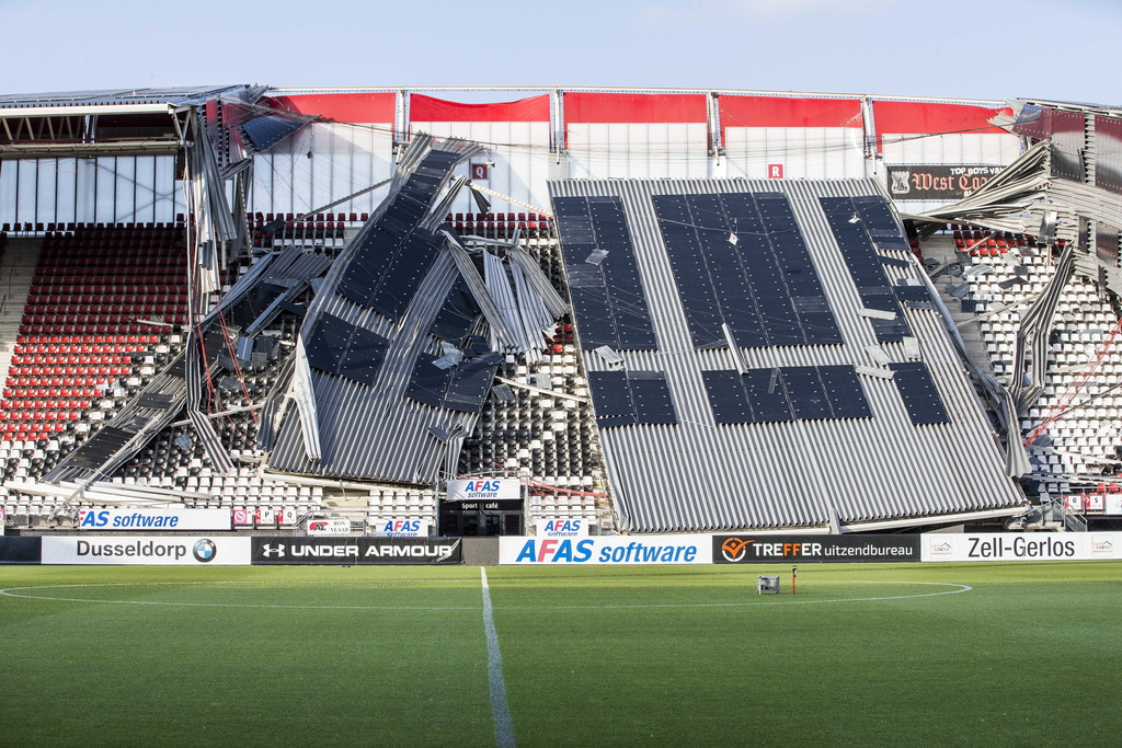 Le toit du stade s'est effondré sur les tribunes.